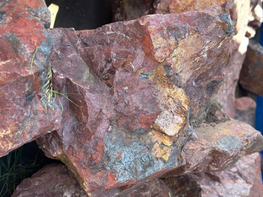 Камни для ландшафтного дизайна красно-фиолетовые 10-60 килограмм купить в Нижнем Новгороде