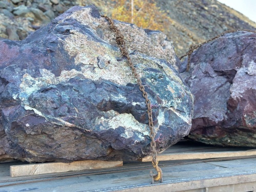 Огромные красно-фиолетовые валуны для ландшафтного дизайна весом более 5 тонн купить в Нижнем Новгороде