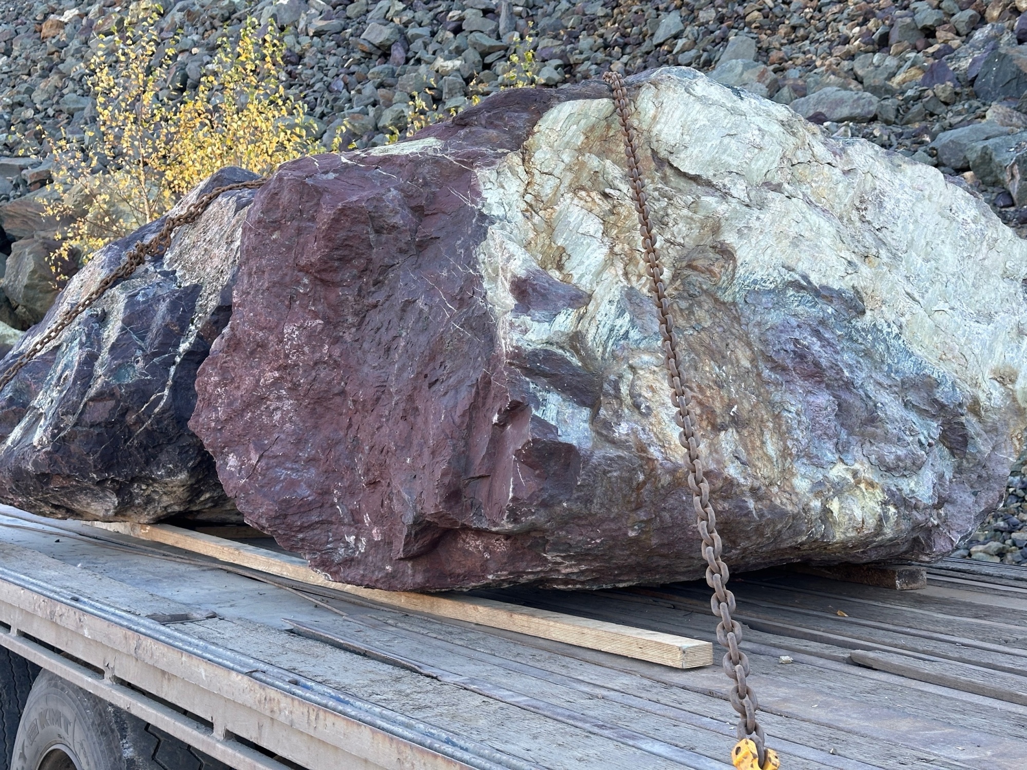 Огромные красно-фиолетовые валуны для ландшафтного дизайна весом более 5 тонн купить в Нижнем Новгороде