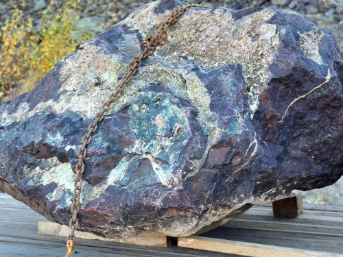 Огромные красно-фиолетовые валуны для ландшафтного дизайна весом более 5 тонн купить в Нижнем Новгороде