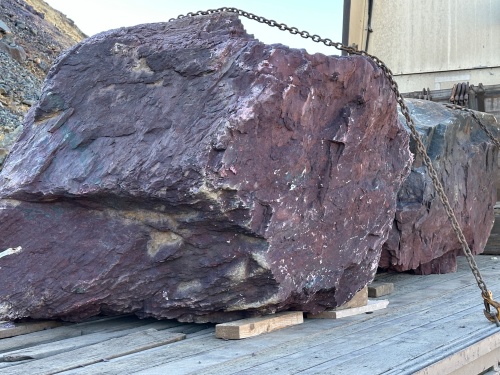 Огромные красно-фиолетовые валуны для ландшафтного дизайна весом более 5 тонн купить в Нижнем Новгороде
