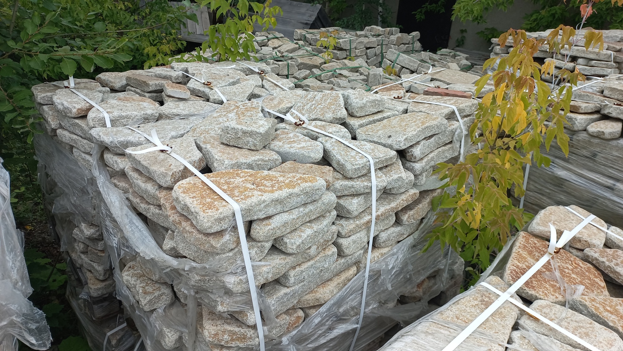 Плитняк галтованный гранитный для ландшафтного дизайна купить в Нижнем Новгороде