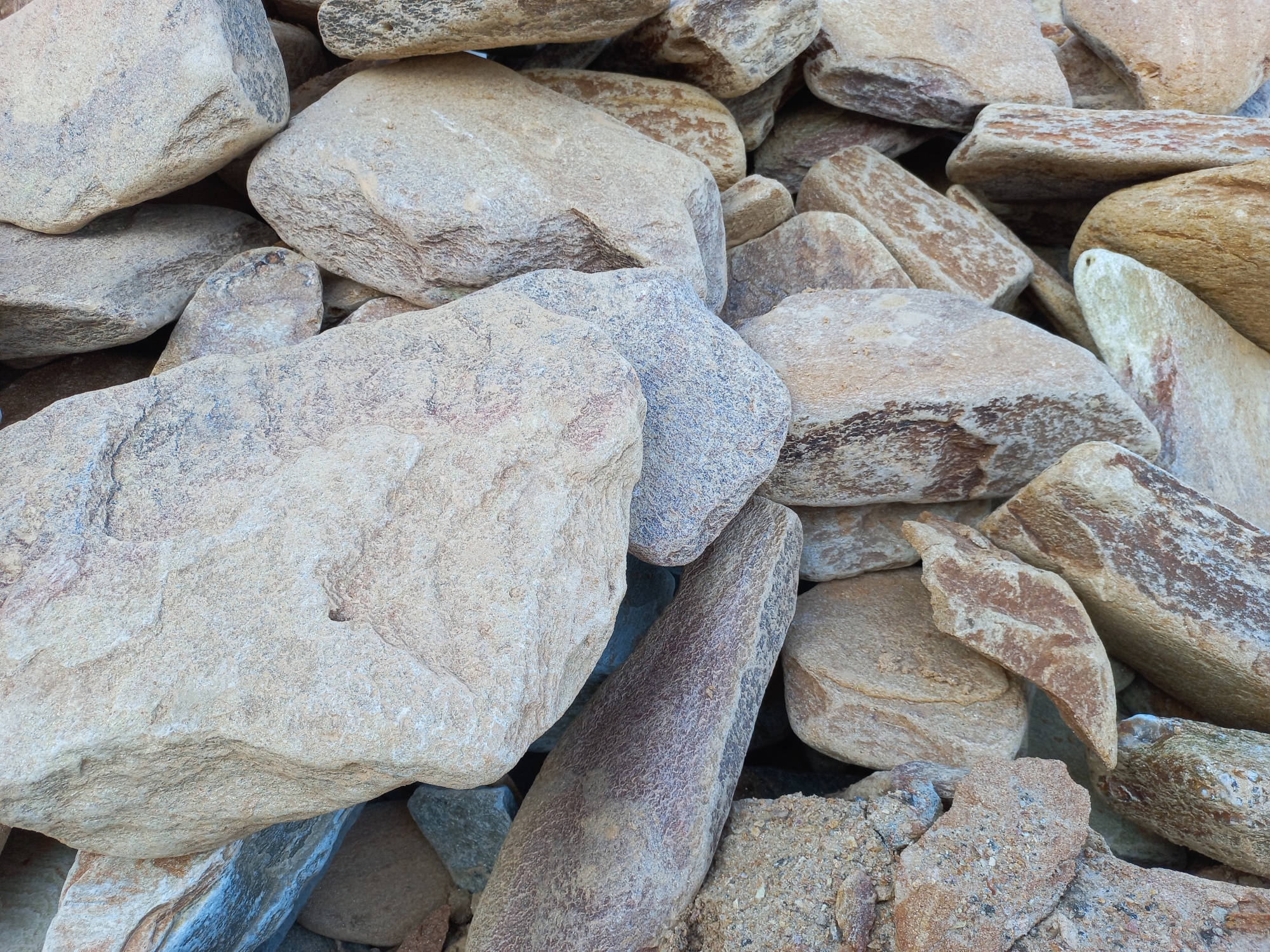 Златолит жёлтый, жёлто-зелёный глыбки и валуны для ланшафтного дизайна купить в Нижнем Новгороде