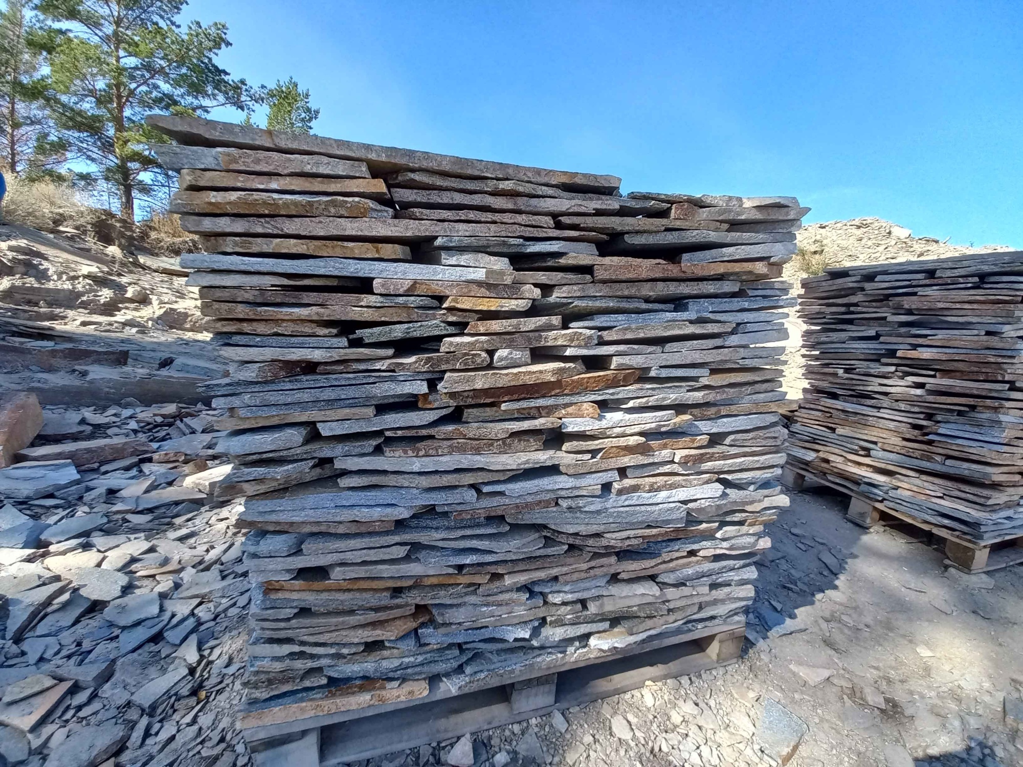 Плитняк златолит серебристый для фасада купить в Нижнем Новгороде