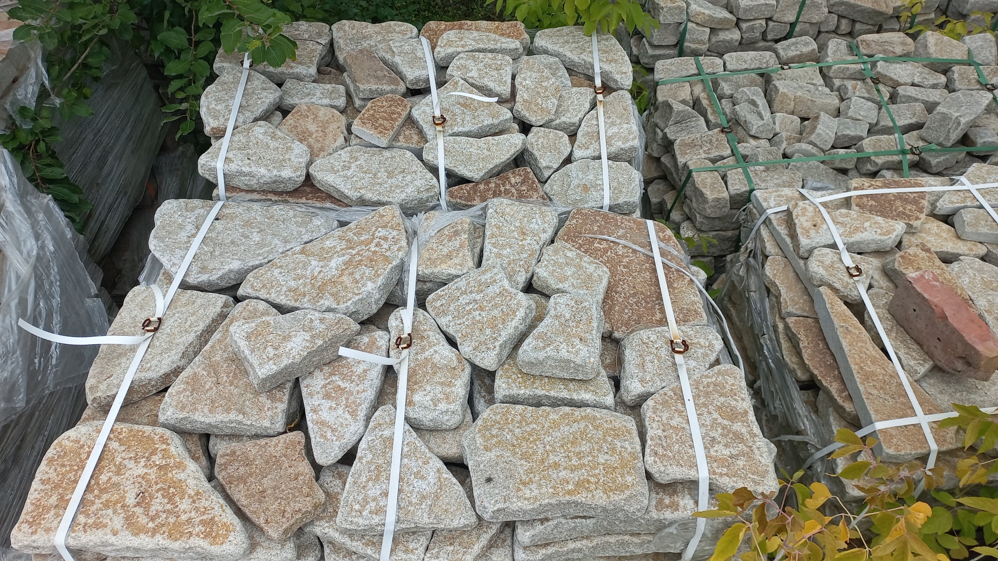 Гранитный плитняк галтованный для мощения купить в Нижнем Новгороде